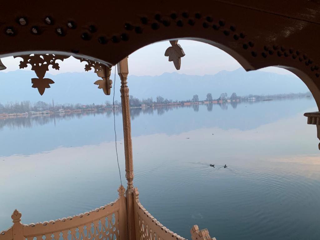 Yadgaar Houseboats Hotel Srīnagar Exterior foto