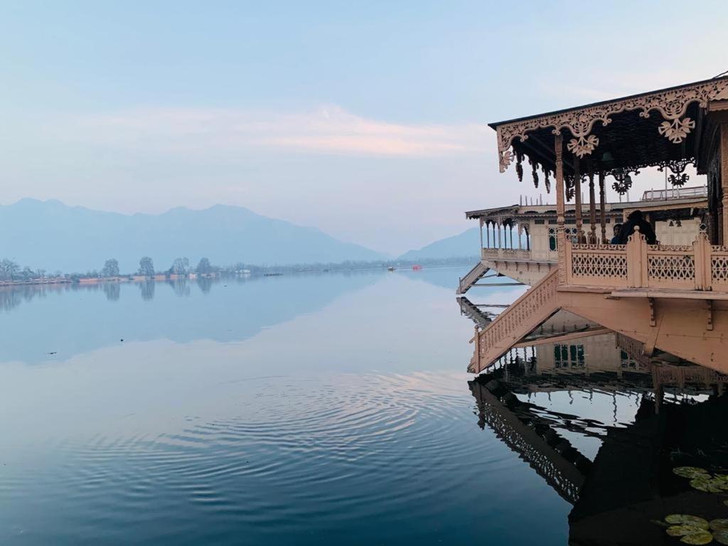 Yadgaar Houseboats Hotel Srīnagar Exterior foto