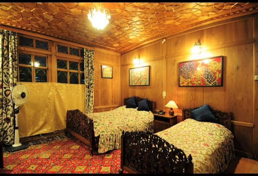 Yadgaar Houseboats Hotel Srīnagar Exterior foto