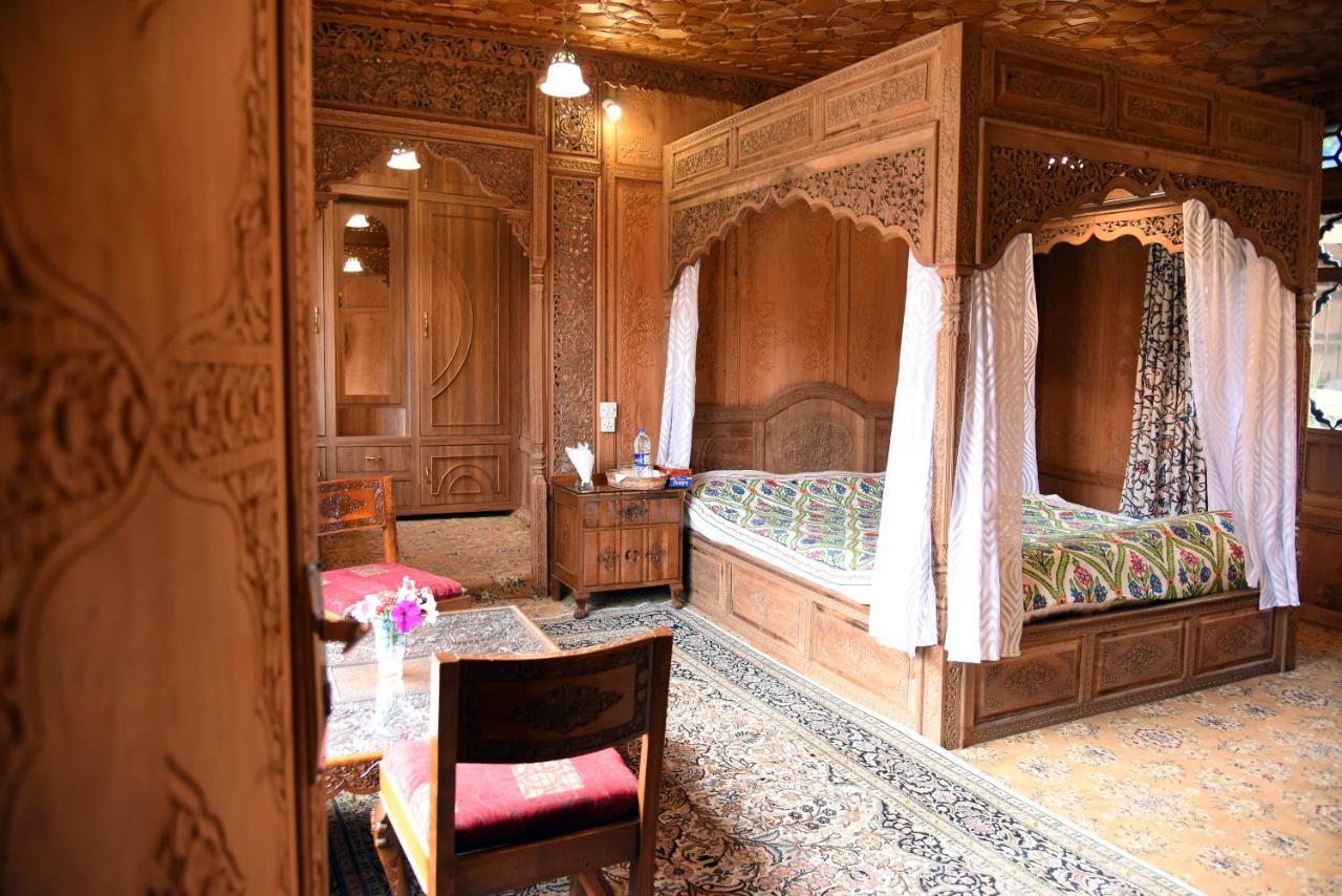 Yadgaar Houseboats Hotel Srīnagar Exterior foto