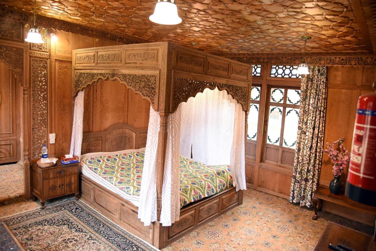 Yadgaar Houseboats Hotel Srīnagar Exterior foto